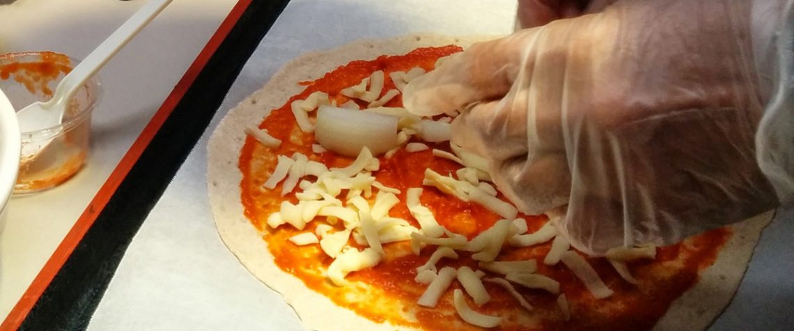 もち麦粉＆地元の野菜を 使ったピザ作り体験