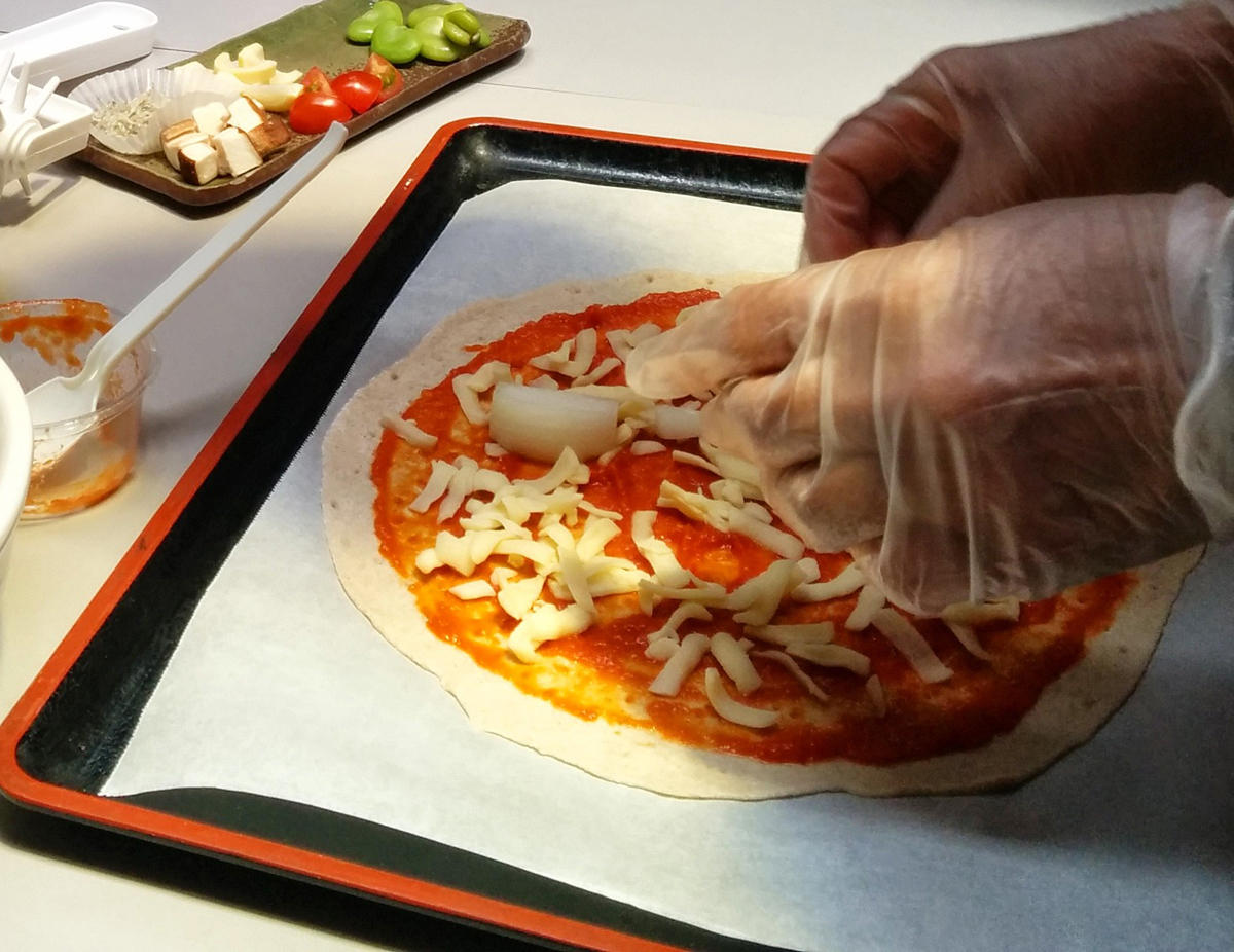 もち麦粉＆地元の野菜を 使ったピザ作り体験